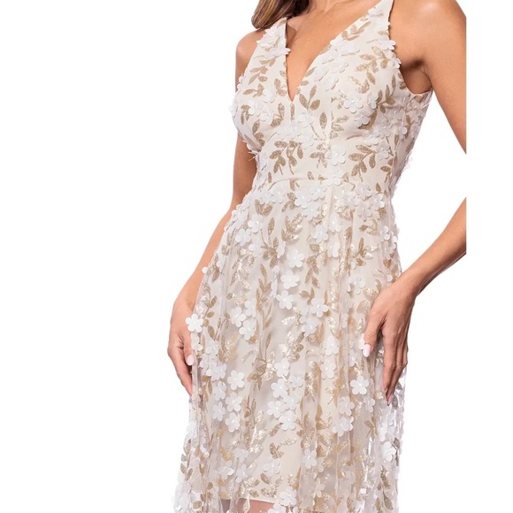 NWT Xscape 3D Floral V-Neck Gown - size 2 - Picture 3 of 9
